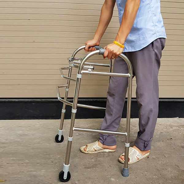 KHUNG TẬP ĐI CHO NGƯỜI TAI BIẾN VỚI 4 BÁNH XE LINH HOẠT TRÊN MỌI ĐỊA HÌNH