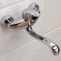 Vòi rửa bát, chén có nóng lạnh cắm tường kèm đôi chân rồng chữ Z BA1142