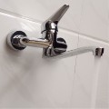 Vòi rửa bát, chén có nóng lạnh cắm tường kèm đôi chân rồng chữ Z BA1142