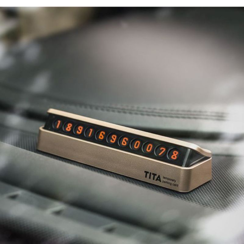 Bảng ghi số điện thoại Tita gắn trên taplo ô tô