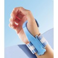 Dụng cụ tập viết chỉnh hình cổ tay giúp bé cầm bút đúng tư thế màu xanh BA1853